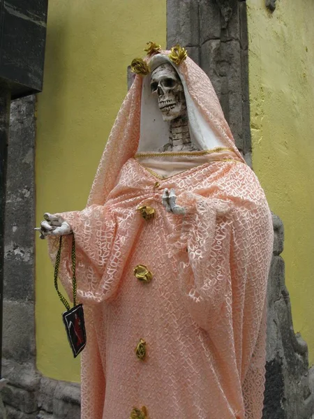 墨西哥一个身着宗教服装的骷髅的特写镜头 — 图库照片