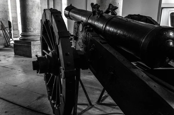 Een Grijze Schaal Close Schot Van Metalen Kanon Artillerie — Stockfoto