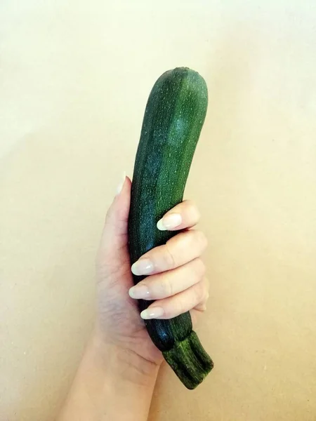 Vertikal Bild Hona Som Håller Zucchini — Stockfoto