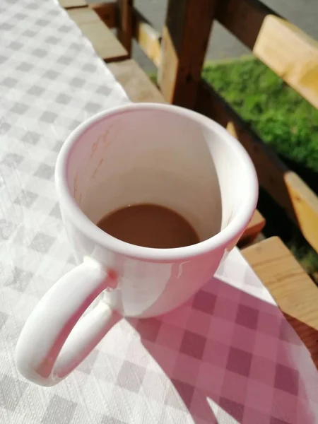 Tiro Perto Uma Caneca Café Branca Uma Mesa — Fotografia de Stock