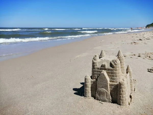 Eine Landschaftsaufnahme Einer Sandburg Strand Einem Sonnigen Tag — Stockfoto
