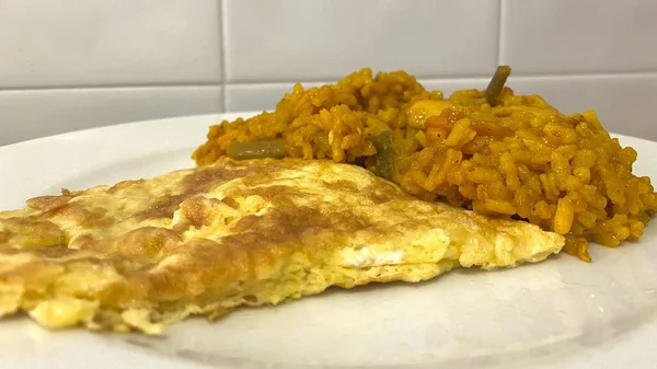 用橙色的米饭和鸡蛋在白盘里做的一道菜的特写 — 图库照片