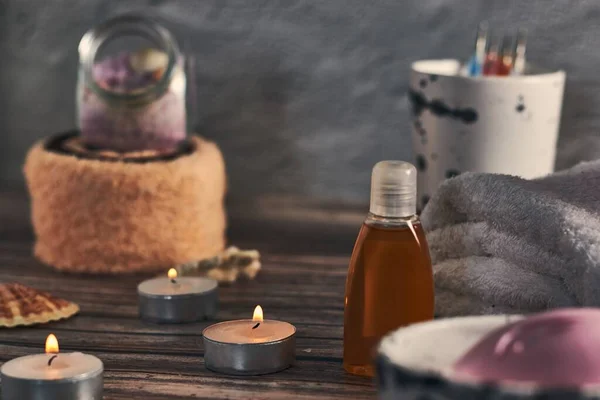 Viele Wellness Elemente Auf Einer Holzoberfläche Handtuchset Diffusor Und Kerzen — Stockfoto