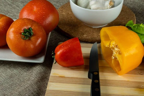 Close Pimentas Coloridas Uma Tábua Corte Madeira Tomates Alho Tigela — Fotografia de Stock