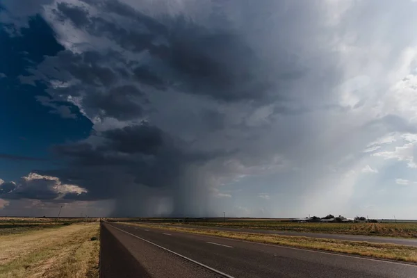 Lange Asfaltweg Onder Bewolkte Regenachtige Lucht — Stockfoto