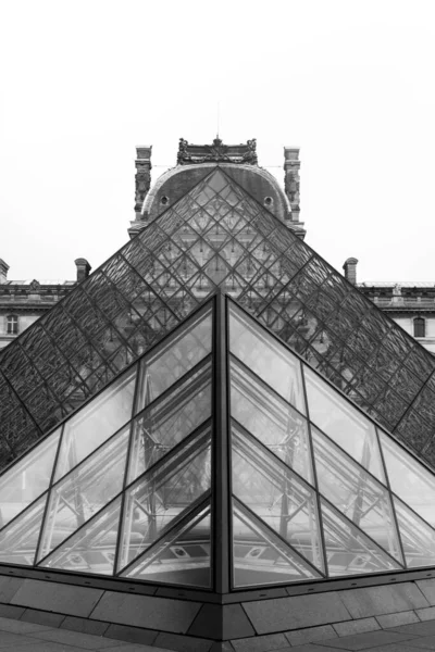 Een Verticale Grijswaarden Opname Van Piramide Van Het Louvre Museum — Stockfoto