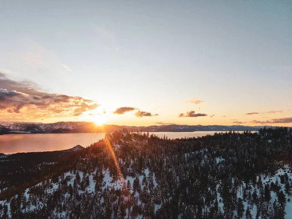 Uma Vista Aérea Belo Lago Tahoe Capturado Pôr Sol Nevado — Fotografia de Stock