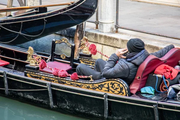 Gondolier Wearing Hat Talking His Cell Phone Gondola Venice Italy — Stock Photo, Image