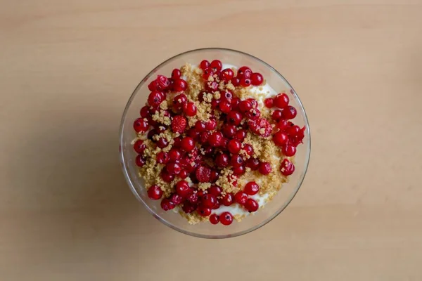 Ein Kopfschuss Einer Glasschüssel Vanillejoghurt Mit Johannisbeeren Darauf Auf Beigem — Stockfoto