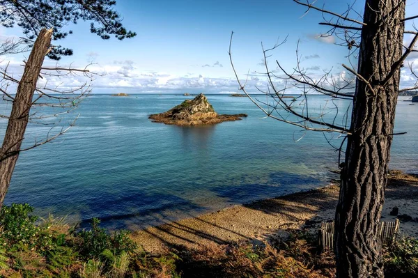 Una Hermosa Vista Orilla Una Pequeña Isla Mar Carantec Bretagne —  Fotos de Stock