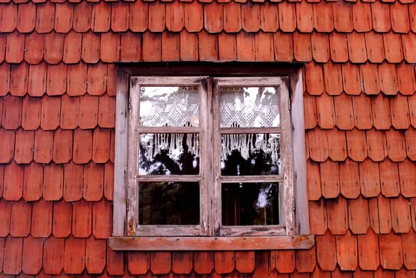 Gün Işığında Seramik Kiremitlerle Çatıdaki Pencerenin Yakın Çekim Görüntüsü — Stok fotoğraf