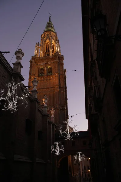 Plano Ángulo Bajo Una Fachada Impresionante Edificio Histórico Capturado Toledo — Foto de Stock