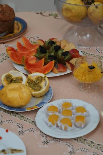 Eine Vertikale Aufnahme Von Tellern Mit Obst Und Gemüse Und — Stockfoto