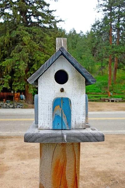 Een Verticaal Shot Van Een Houten Vogelhuisje Het Park — Stockfoto