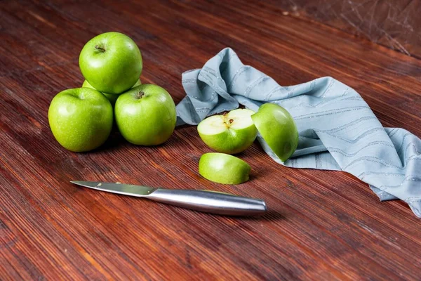 Hög Vinkel Skott Några Gröna Äpplen Och Kniv Och Duk — Stockfoto