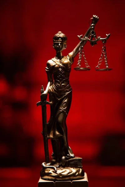 Eine Vertikale Aufnahme Von Lady Justice Bronzestatue Isoliert Auf Rotem — Stockfoto
