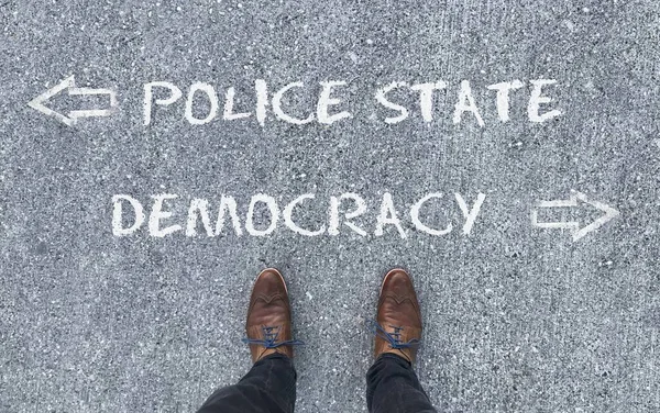 Pohled Shora Muže Stojícího Před Slovy Policejní Stát Demokracie Šipkami — Stock fotografie
