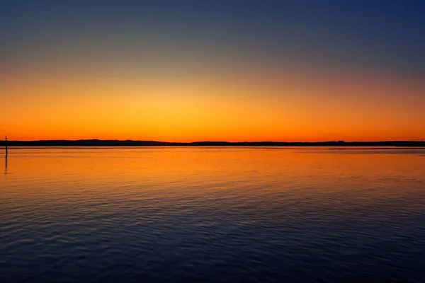 Cenário Tirar Fôlego Céu Pôr Sol Refletindo Mar Tranquilo — Fotografia de Stock