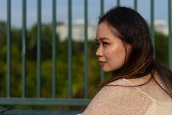 Een Oppervlakkige Focus Shot Van Een Jonge Aziatische Vrouw Poseren — Stockfoto