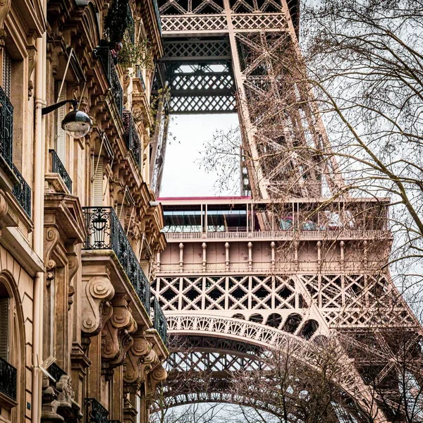Paris Fransa Daki Muhteşem Eyfel Kulesi Tarihi Binaların Alçak Açılı — Stok fotoğraf