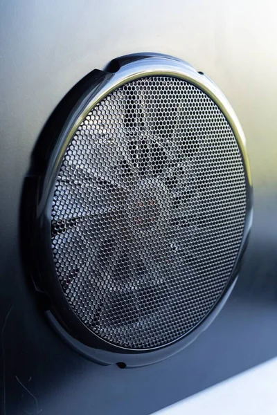 Egy Függőleges Felvétel Egy Nagy Hűtőventilátorról Egy Fekete Dobozban — Stock Fotó