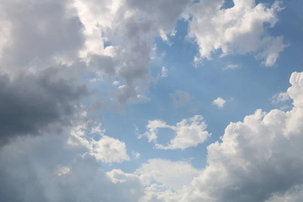 Eine Schöne Aufnahme Tiefflug Großer Kumulativer Wolken Himmel Einem Düsteren — Stockfoto