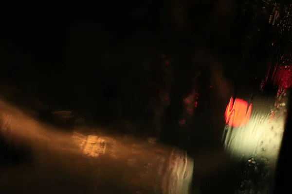Размытый Вид Окна Автомобиля Время Дождя Ночью — стоковое фото