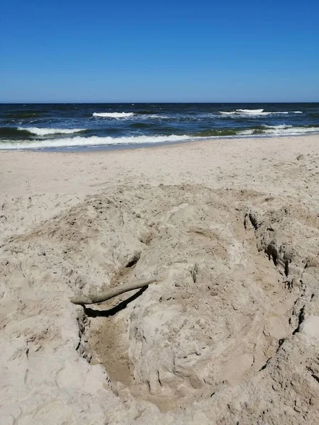 Вертикальний Знімок Пляжного Піску Викопаного Лопатою Сонячний День — стокове фото