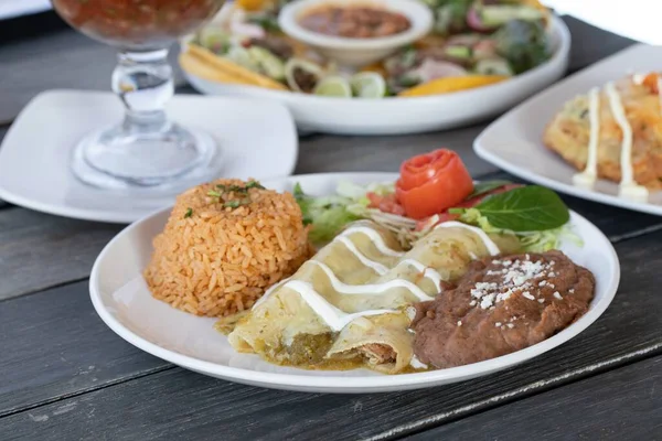 Salsa Tortilhas Com Arroz Delicioso Feijão Mexicano Mergulhar Prato Branco — Fotografia de Stock