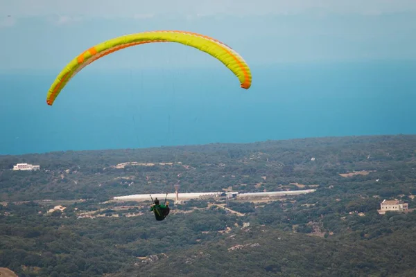 Luftaufnahme Eines Gleitschirmfliegers Über Der Wunderschönen Landschaft Aufgenommen Auf Menorca — Stockfoto