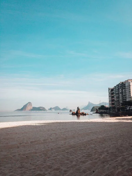 Vertikální Snímek Bílé Písečné Pláže Rio Janeiro Brazílie Dne Modrou — Stock fotografie