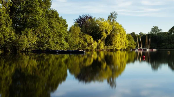 주위에 나무들 반사되어 호수의 아름다운 — 스톡 사진