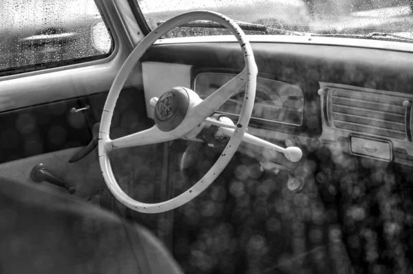 雨に覆われた窓のあるヴィンテージカーホイールの灰色のスケールアップショット — ストック写真
