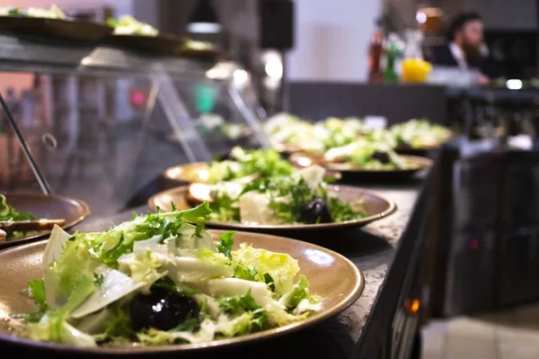 Tiro Foco Seletivo Pratos Salada Legumes Frescos Balcão Restaurante — Fotografia de Stock