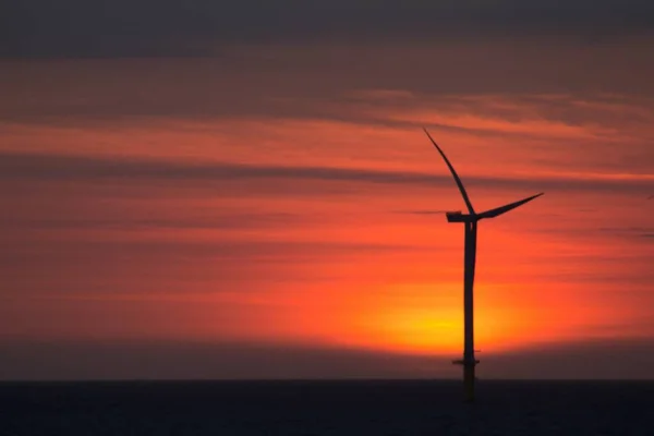 日落时大海中风力发电机的美丽景色 — 图库照片