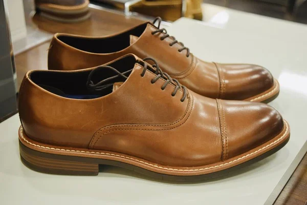 Zapato Marrón Para Hombre Con Puntera Redondeada Con Cordones Finos — Foto de Stock