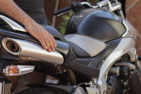 Крупним Планом Людина Стоїть Біля Свого Мотоцикла Під Сонячним Світлом — стокове фото