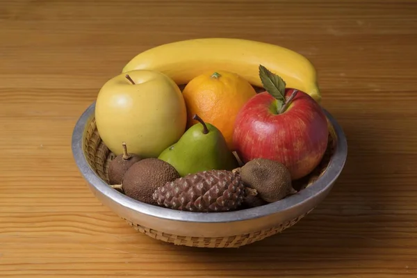 Een Horizontaal Shot Van Stilleven Met Wat Fruit Een Metalen — Stockfoto