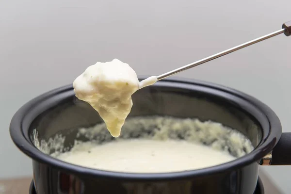 Una Cuchara Con Gachas Sobre Olla Negra — Foto de Stock