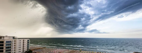 Panoramiczny Strzał Rimini Plaży Włoszech Ciemnymi Chmurami Powyżej — Zdjęcie stockowe