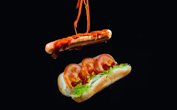 在黑色背景上隔离的热狗三明治的特写镜头 — 图库照片