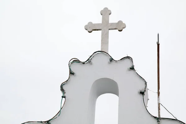 Une Croix Chrétienne Blanche Sur Dessus Une Chapelle Avec Fond — Photo