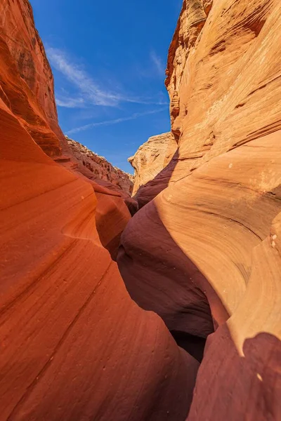 Una Toma Vertical Pozo Agua Paisaje Del Cañón Bajo Luz —  Fotos de Stock