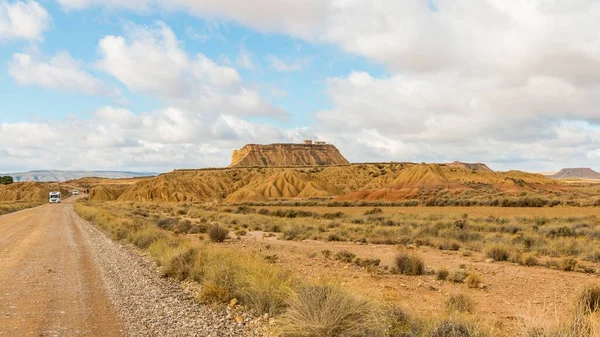 Une Route Dans Désert Avec Vue Sur Monolithe Sous Ciel — Photo