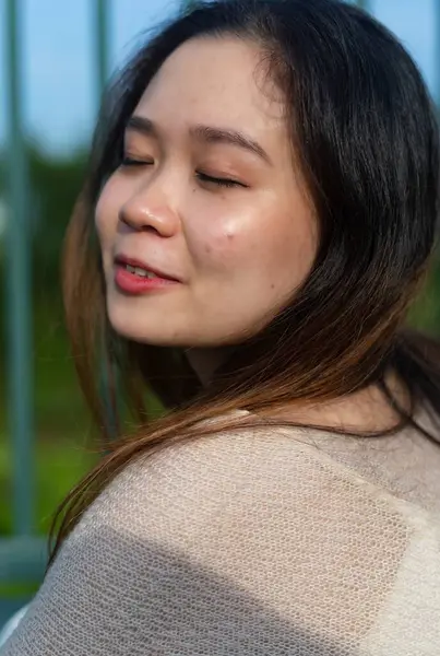 Неглибокий Фокус Фотографії Молодої Азіатської Жінки Позувати Відкритому Повітрі — стокове фото