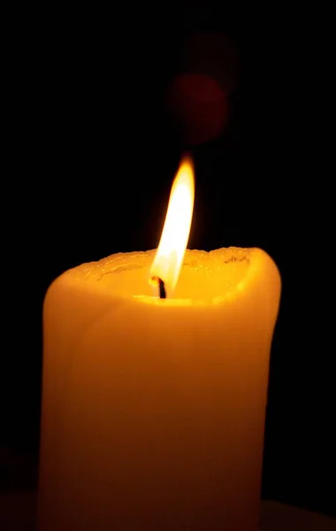 在黑色背景上隔离的燃烧的蜡烛的特写镜头 — 图库照片