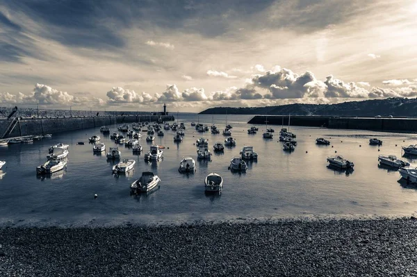 Ett Landskap Torkad Hamn Med Några Fartyg Och Båtar Bretagne — Stockfoto