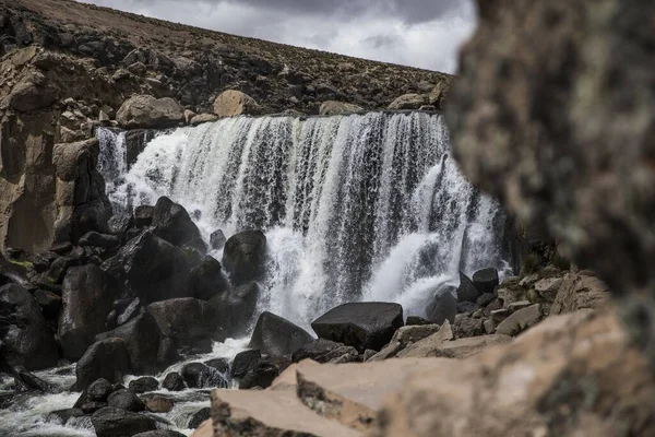 Faszinierende Aufnahme Eines Wilden Wasserfalls Unter Wolkenverhangenem Himmel — Stockfoto
