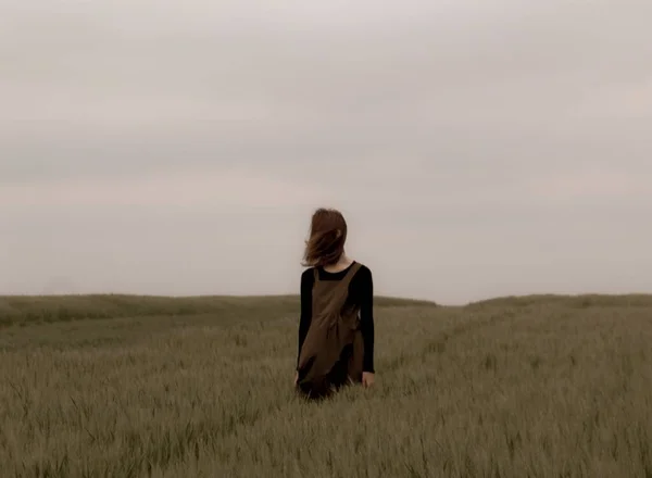 Uma Mulher Com Vestido Preto Andando Campo Com Seu Cabelo — Fotografia de Stock