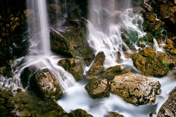 在法国捕捉到的洛普瀑布令人叹为观止 — 图库照片